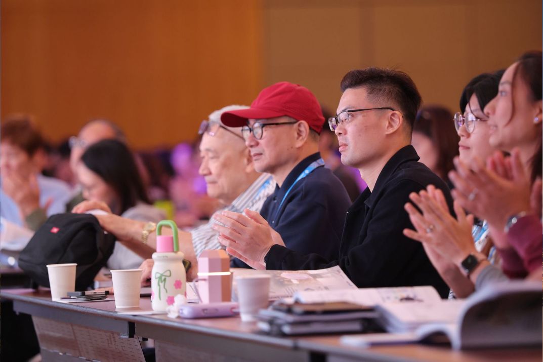Participants smiling and applauding during the PWS Masterclass
